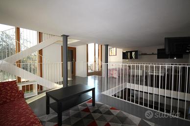 VILLA A SCHIERA A ALBA