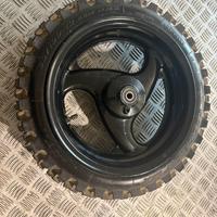 Cerchio scooter con gomma tassellata