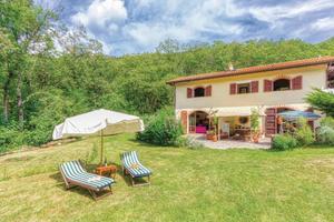 Fresca casa immersa nel verde