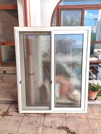 Finestra con doppia anta scorrevole