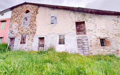 PORZIONE DI CASA DA RISTRUTTURARE CON AMPIO TERREN