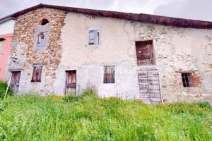 PORZIONE DI CASA DA RISTRUTTURARE CON AMPIO TERREN