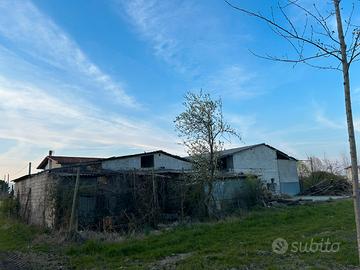 Abitazione rurale con capannone agricolo