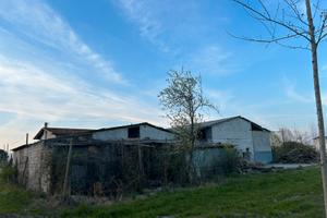 Abitazione rurale con capannone agricolo