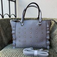 🩶 Borsa grigia con borchie e dettagli arricciati