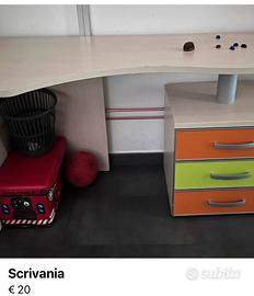 Scrivania con cassetti