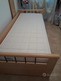 Letto con materasso e lenzuola