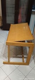 Scrivania in legno con piano inclinabile