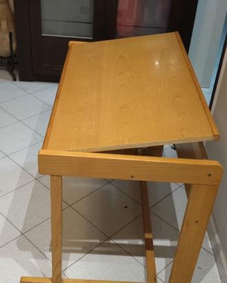 Scrivania in legno con piano inclinabile