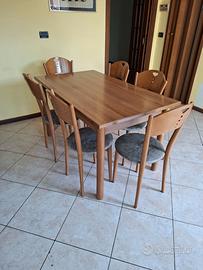 Tavolo allungabile usato in legno + 6 sedie.