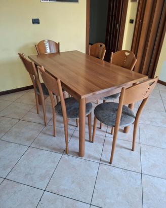 Tavolo allungabile usato in legno + 6 sedie.