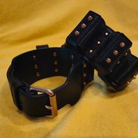 Gucci bracciali in pelle con borchie