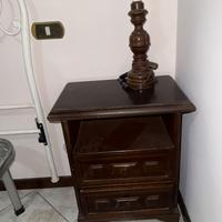 Comodino classico in legno con lampada da tavolo