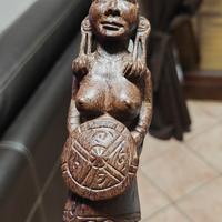 Statuetta donna legno 21cm con zaino e bambino