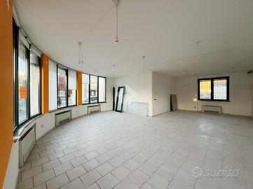 NEGOZIO A MONTALTO DORA