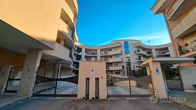 Secondo Piano Con Box Auto