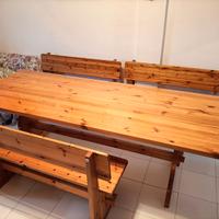 Tavolo da soggiorno/taverna in legno con panche.