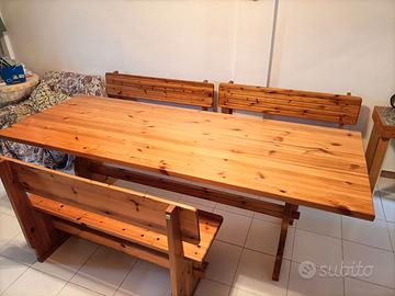 Tavolo da soggiorno/taverna in legno con panche.