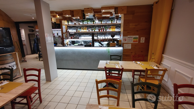 Locale ristorante e pizzeria