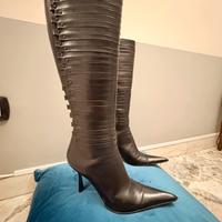 Stivali alti neri in pelle – eleganza e carattere