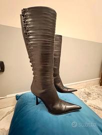 Stivali alti neri in pelle – eleganza e carattere