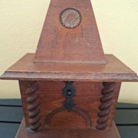 salvadanaio antico in legno a forma di camino