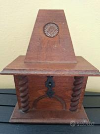 salvadanaio antico in legno a forma di camino