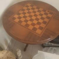 tavolo treppiedi intarsiato con scacchiera
