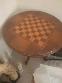 tavolo treppiedi intarsiato con scacchiera