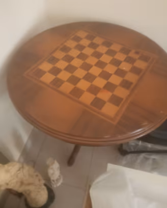 tavolo treppiedi intarsiato con scacchiera