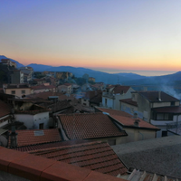 Immobile su tre livelli con giardino240mq