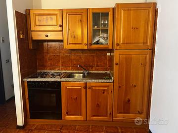  CUCINA COMPLETA E MOBILI LEGNO MASSELLO