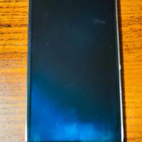 Smartphone Samsung S4 con cavo di alimentazione.