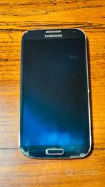 Smartphone Samsung S4 con cavo di alimentazione.