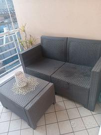 come da foto completo divanetto e tavolino..