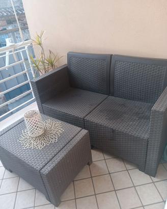 come da foto completo divanetto e tavolino..