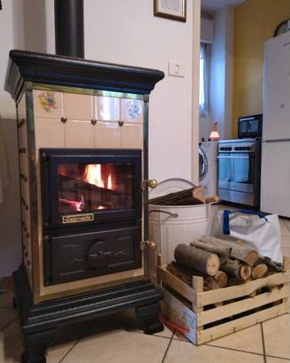 Stufa a legna in maiolica con ventilazione
