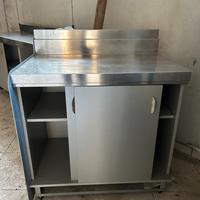 Tavolo con base in acciaio inox