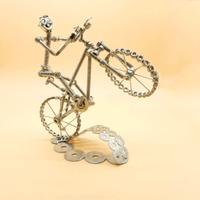 mountain bike uomo scultura in acciaio