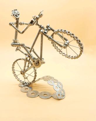 mountain bike uomo scultura in acciaio