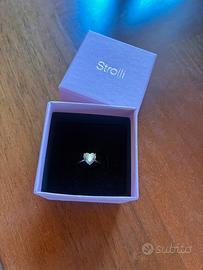 Anello in oro bianco con zircone a forma di cuore