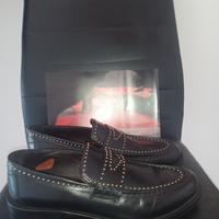 Mocassino con borchie.
