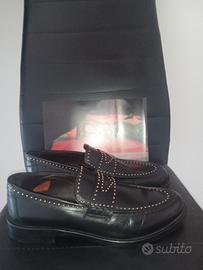 Mocassino con borchie.