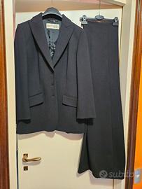 Tailleur con pantalone NOTIZIE di MARIELLA BURANI