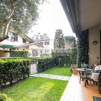 Villa bifamiliare con giardino in centro a Mariano