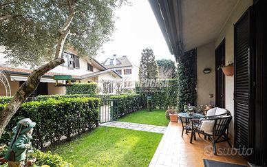 Villa bifamiliare con giardino in centro a Mariano