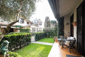 Villa bifamiliare con giardino in centro a Mariano