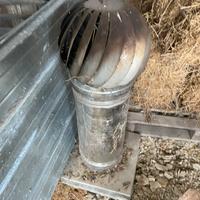 Canna fumaria con comignolo eolico