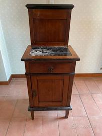 Comodino antico in legno e marmo