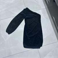 abitino nero monospalla e minigonna